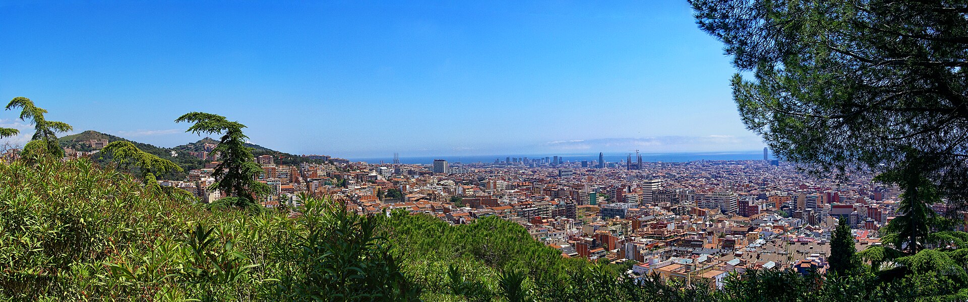 Barcelone et la mer vues depuis les hauteurs, la Sagrada Família au milieu des toits