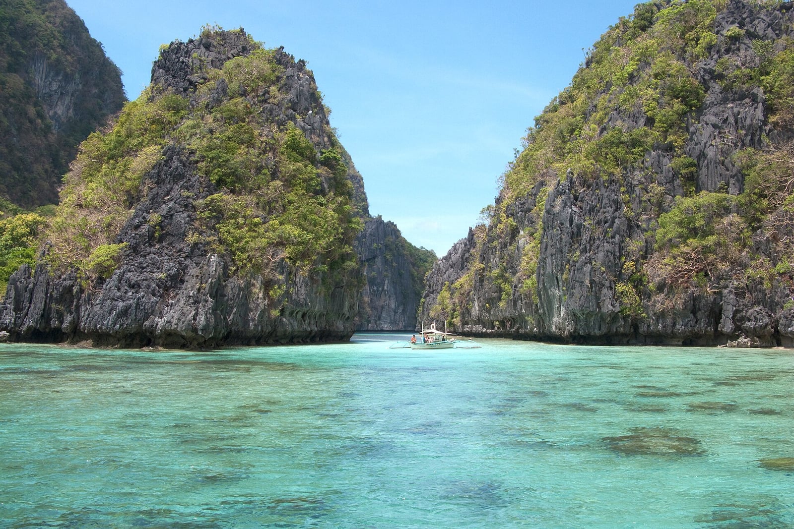 Een turquoise lagune tussen de kalkrotsen van El Nido