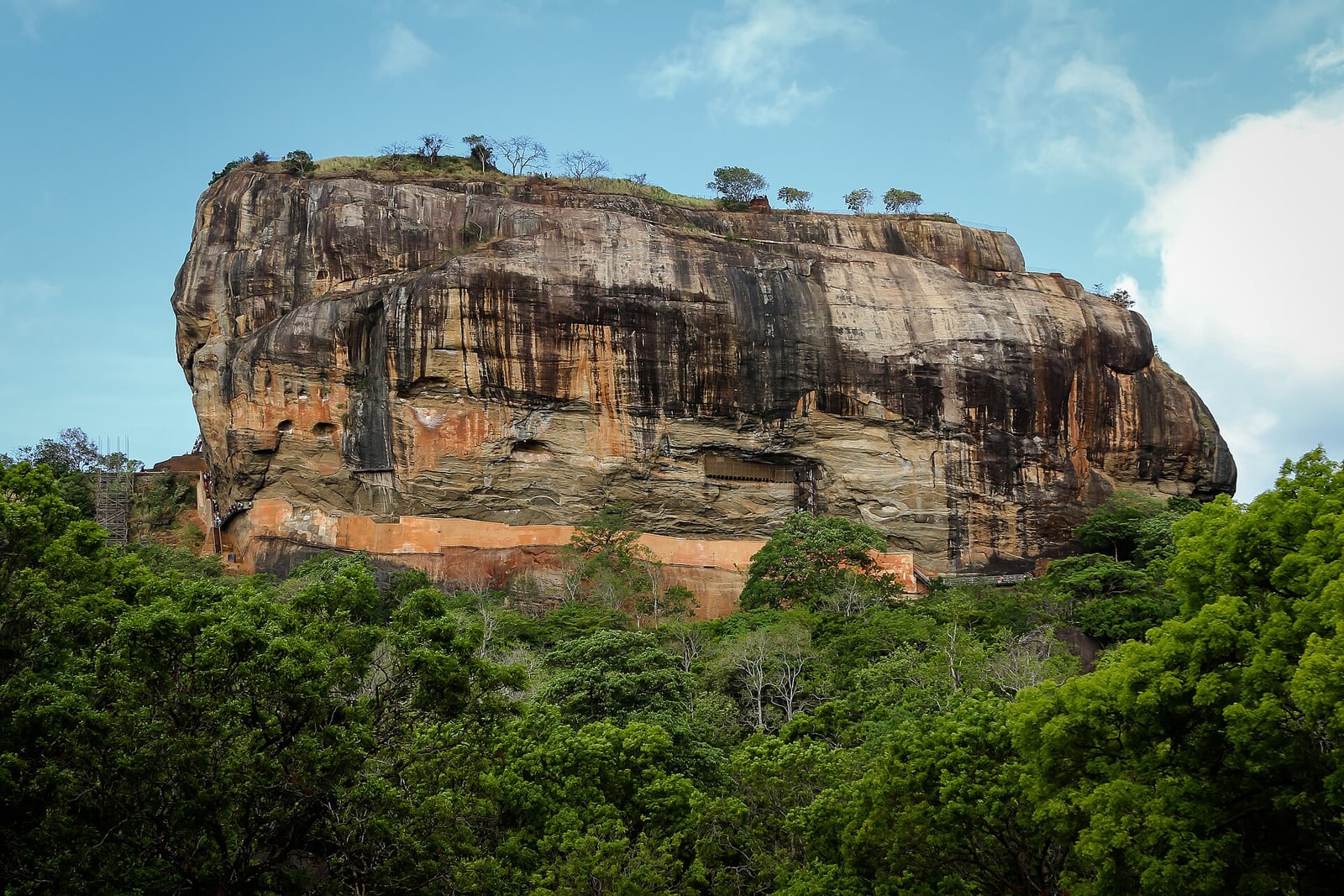 De rots van Sigiriya boven het bos