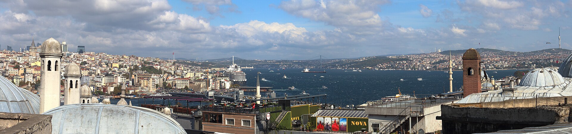 Le Bosphore et son pont vus depuis les toits d'Istanbul, coupoles et minarets au premier plan