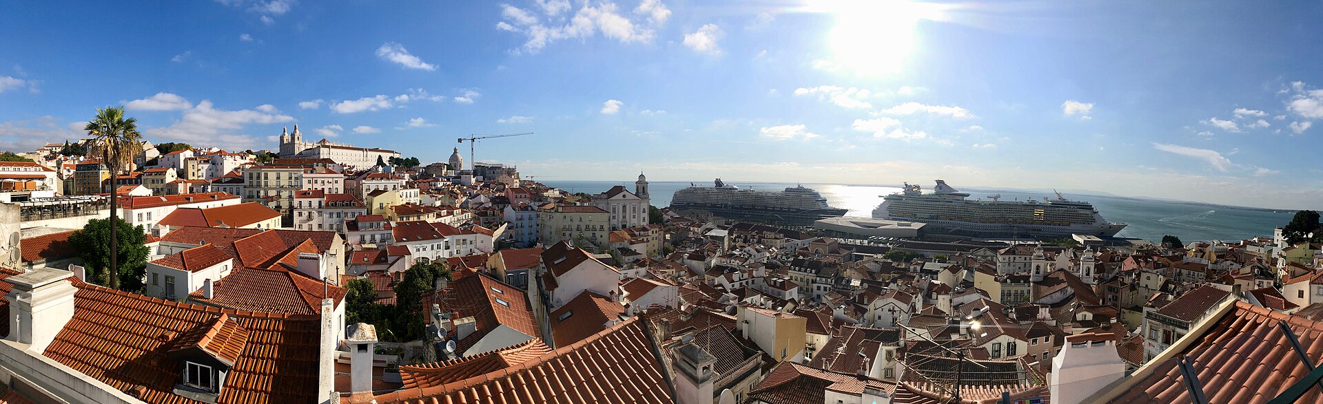 Lisbonne vue du miradouro das Portas do Sol, toits de l'Alfama et bateaux sur le Tage