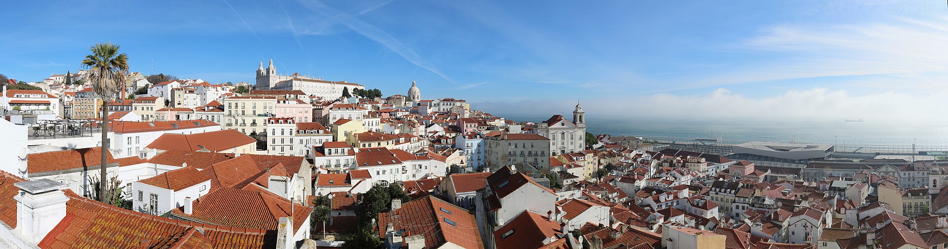 Les toits de l'Alfama et le Tage vus du miradouro de Santa Luzia, à Lisbonne