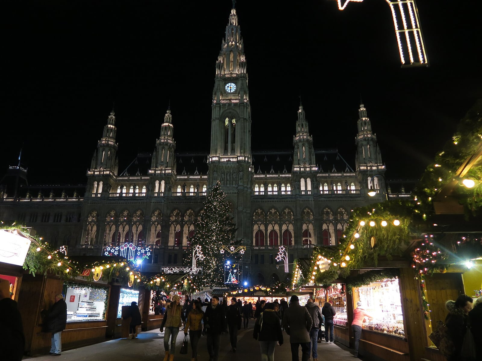 Le marché de Noël devant l'hôtel de ville de Vienne, la nuit