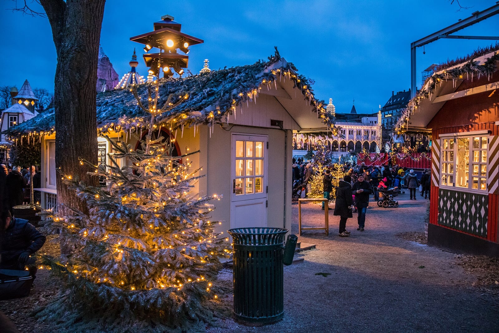 Les chalets illuminés du marché de Noël de Tivoli à Copenhague