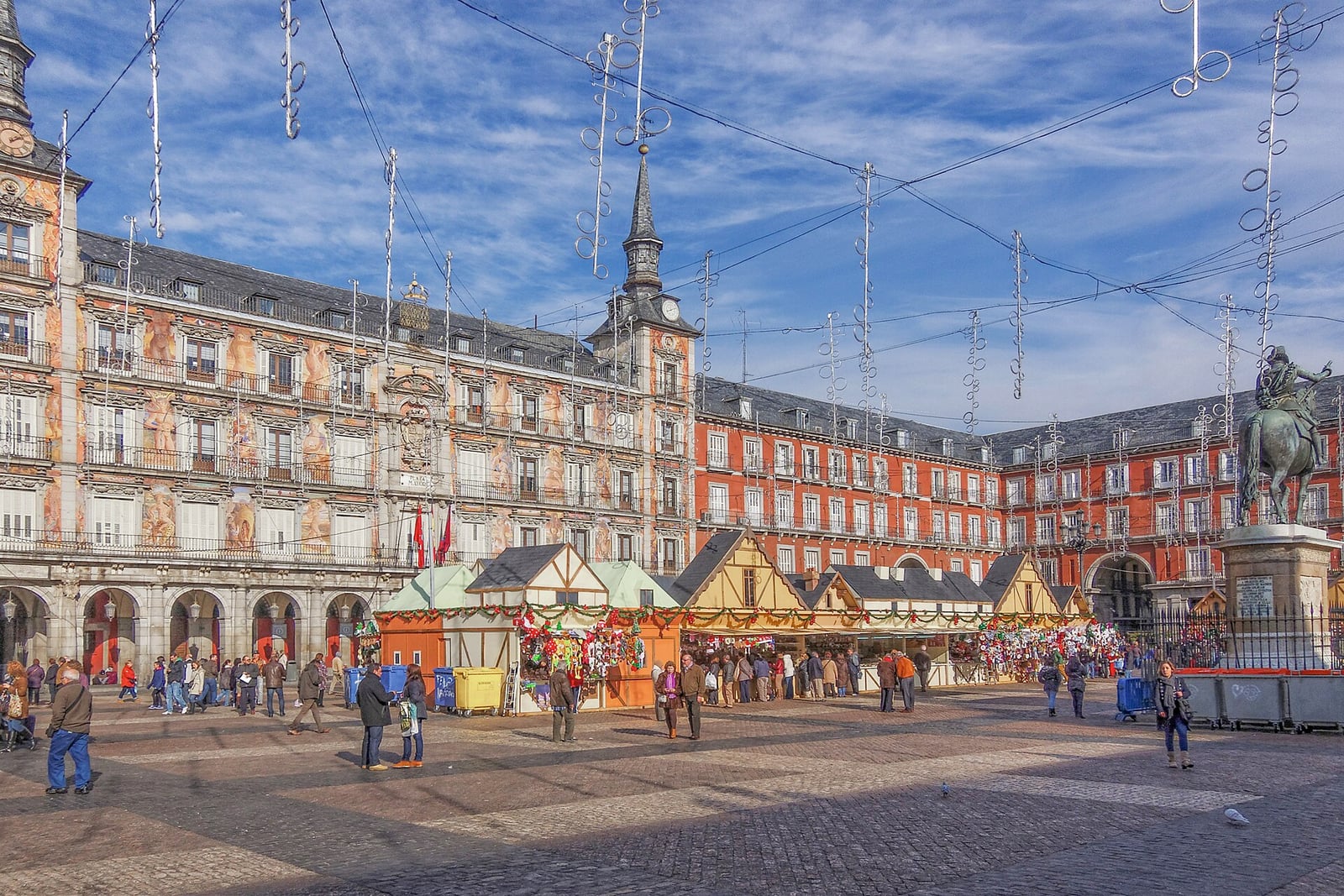 Les chalets du marché de Noël sur la Plaza Mayor de Madrid