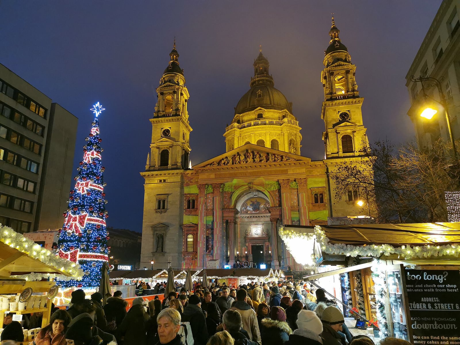 Le marché de Noël devant la basilique Saint-Étienne de Budapest