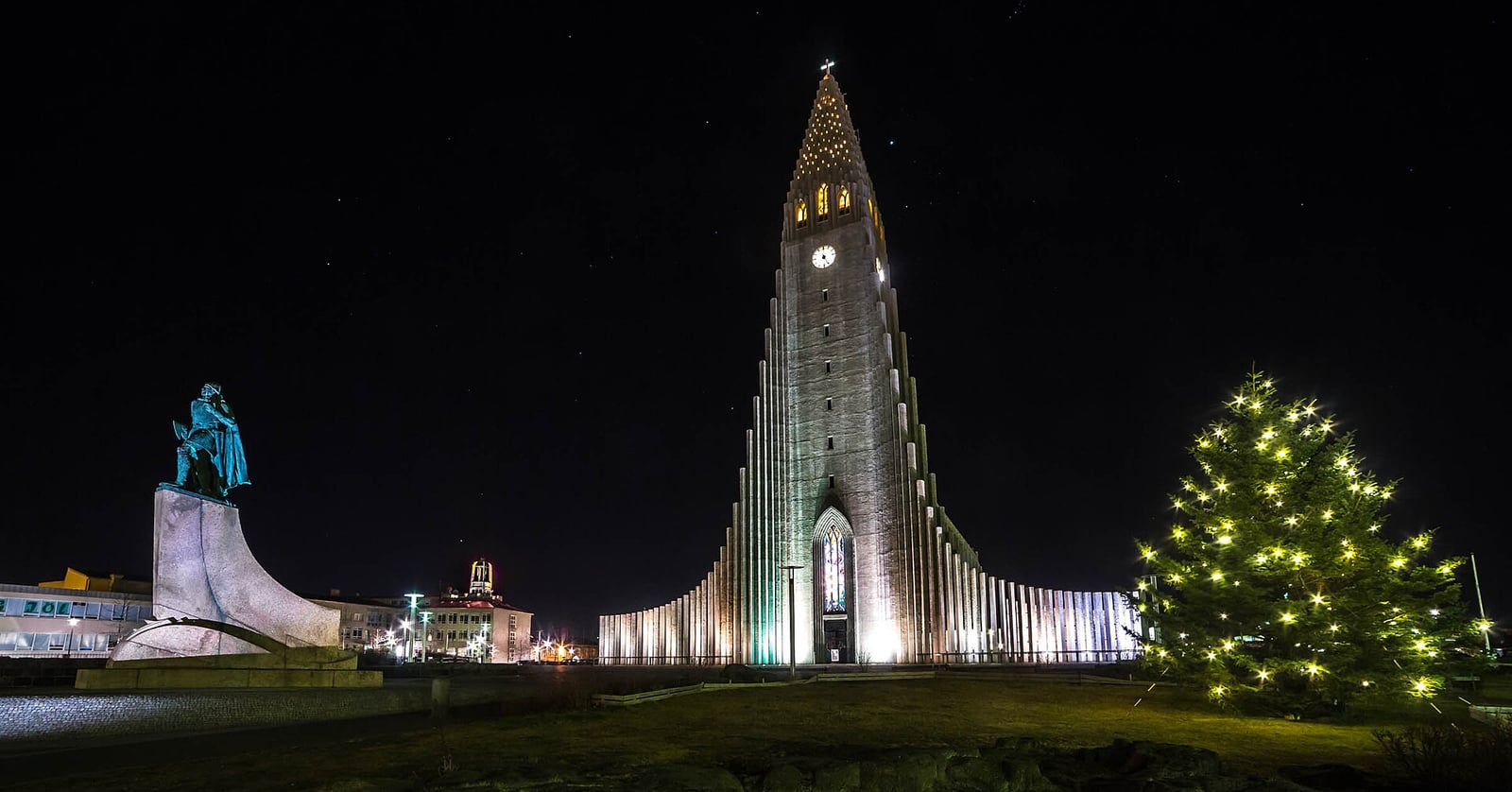 L'église Hallgrímskirkja et son sapin de Noël, la nuit à Reykjavik