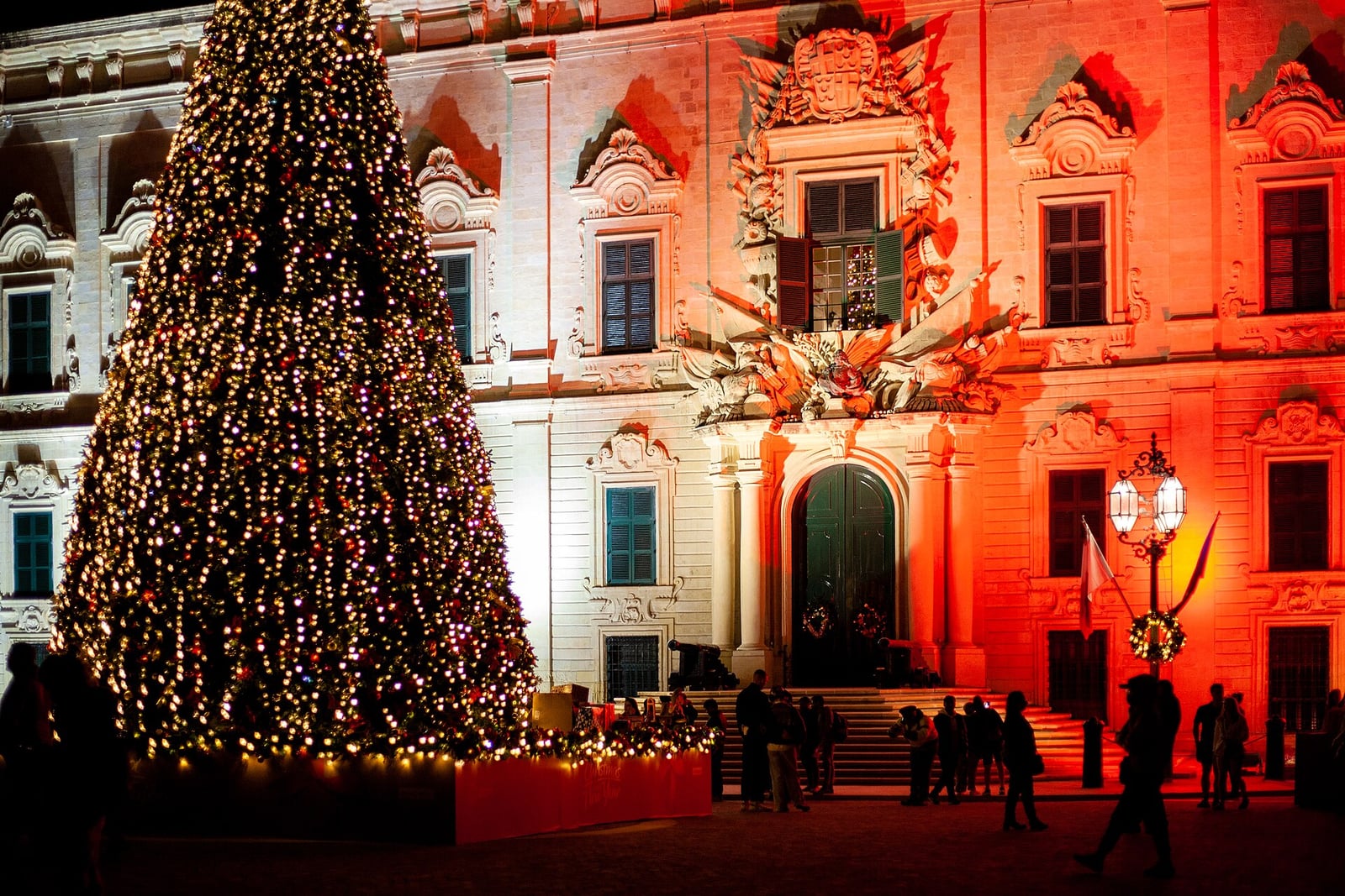 Un sapin de Noël illuminé devant l'Auberge de Castille à La Valette