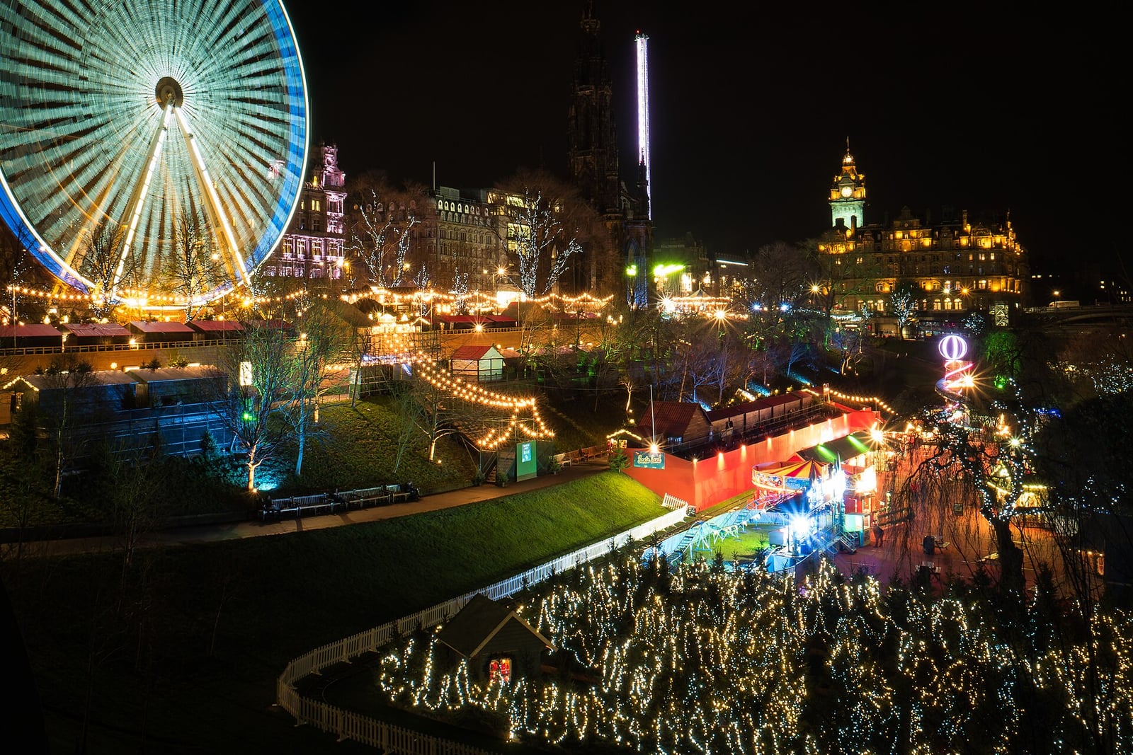 Le marché de Noël des jardins de Princes Street à Édimbourg, la nuit