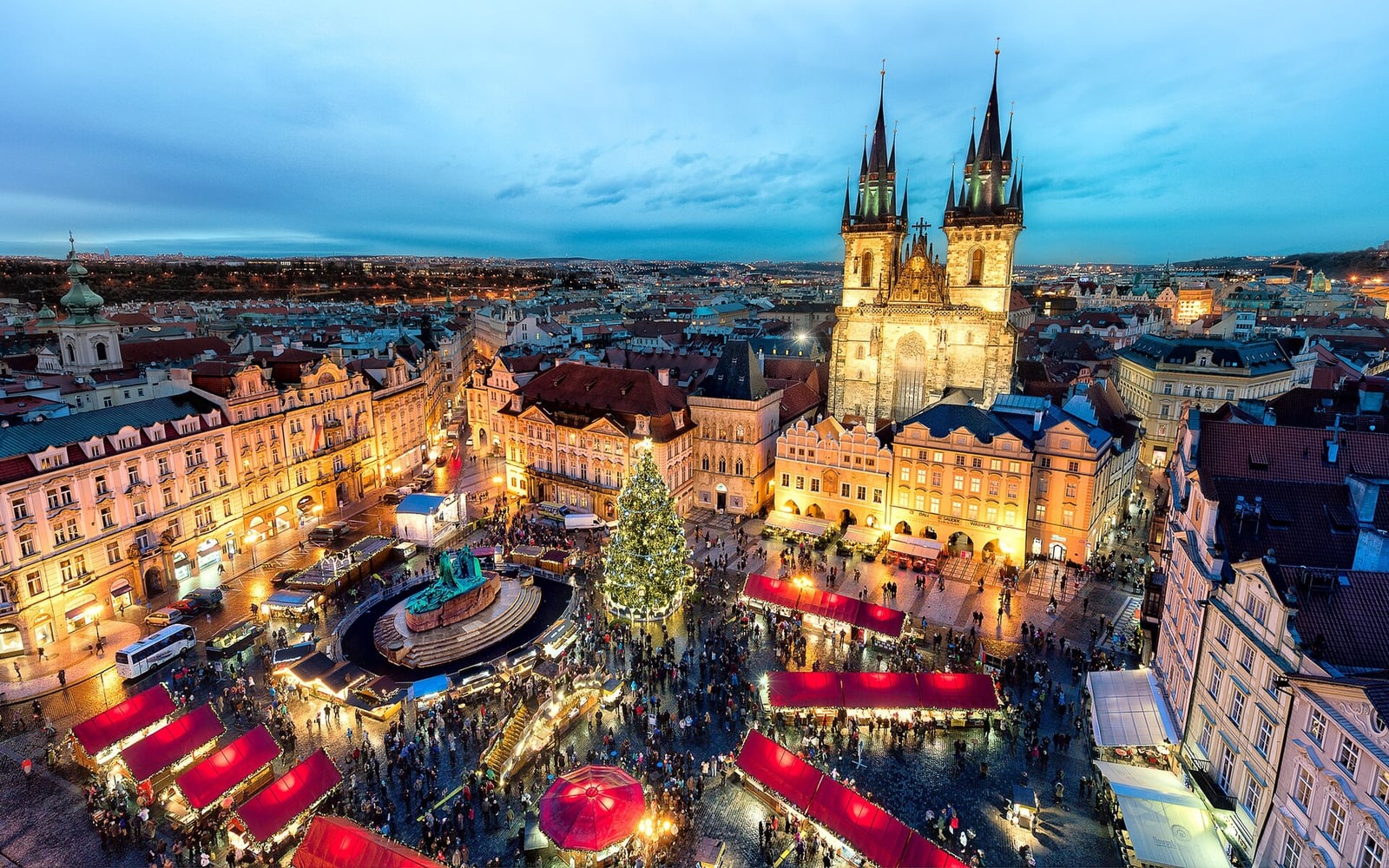 Le marché de Noël de la place de la Vieille-Ville à Prague, vu d'en haut