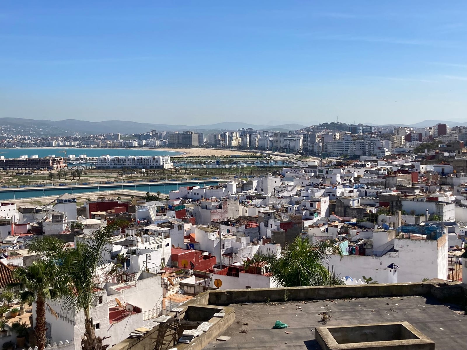 Les toits blancs de la médina de Tanger au-dessus du port et de la baie
