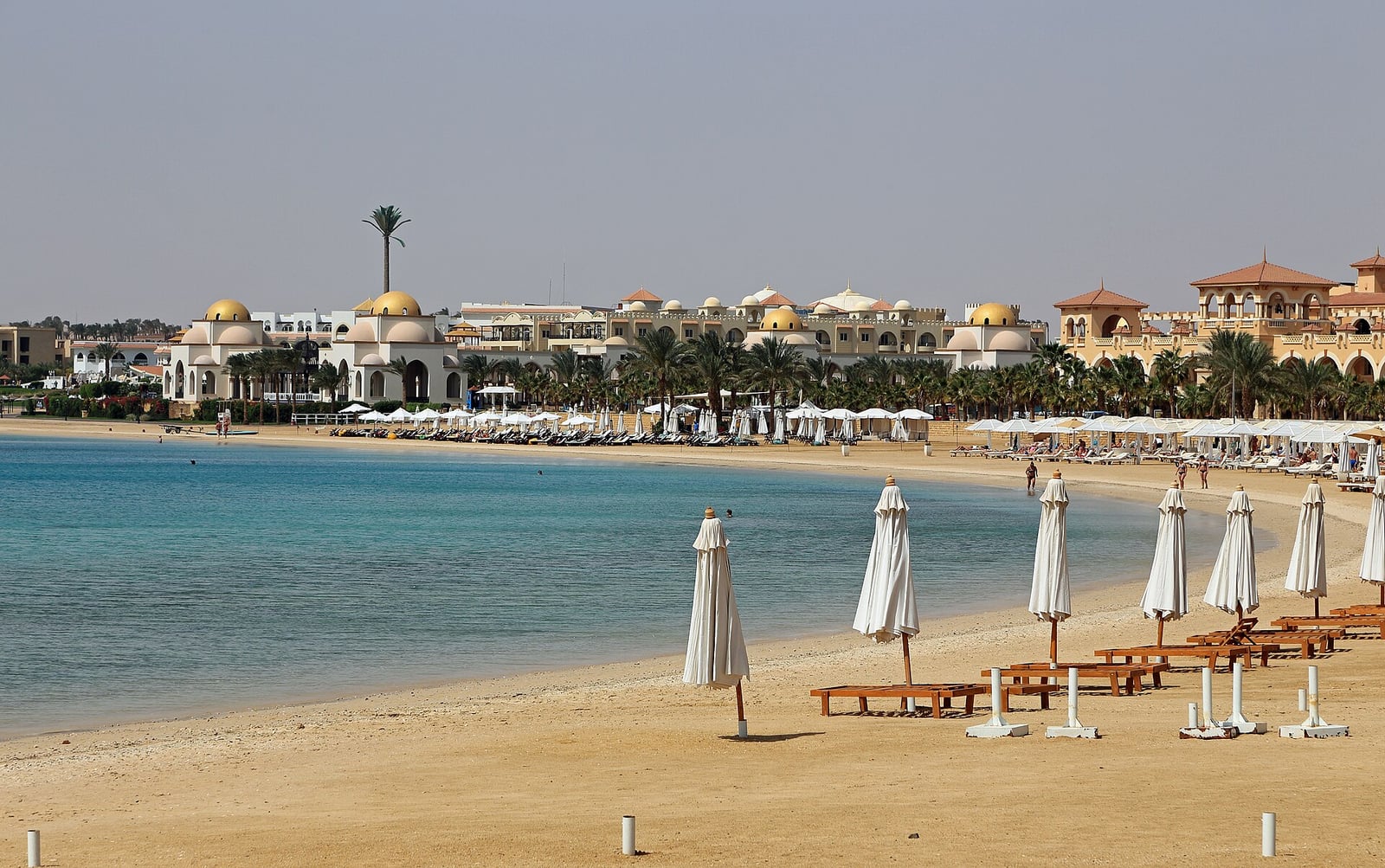 Une plage aux eaux turquoise de la mer Rouge près de Hurghada