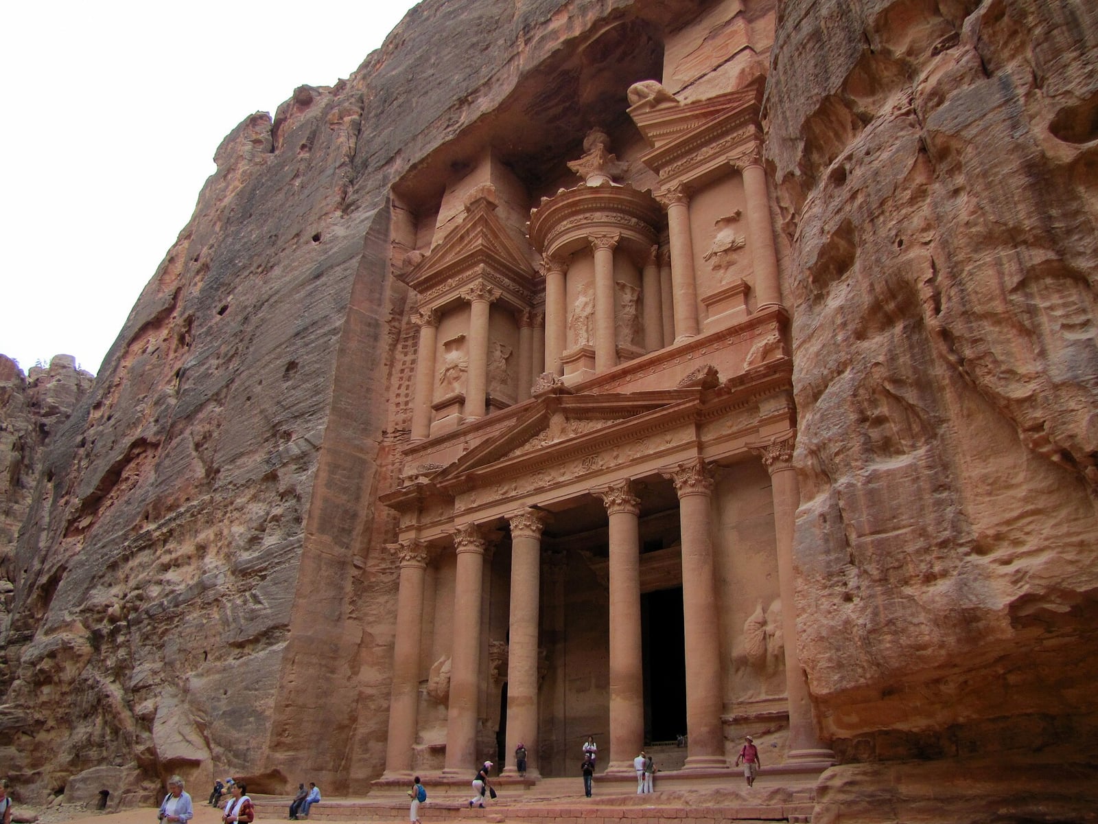 La façade du Khazneh, taillée dans la roche rose de Pétra