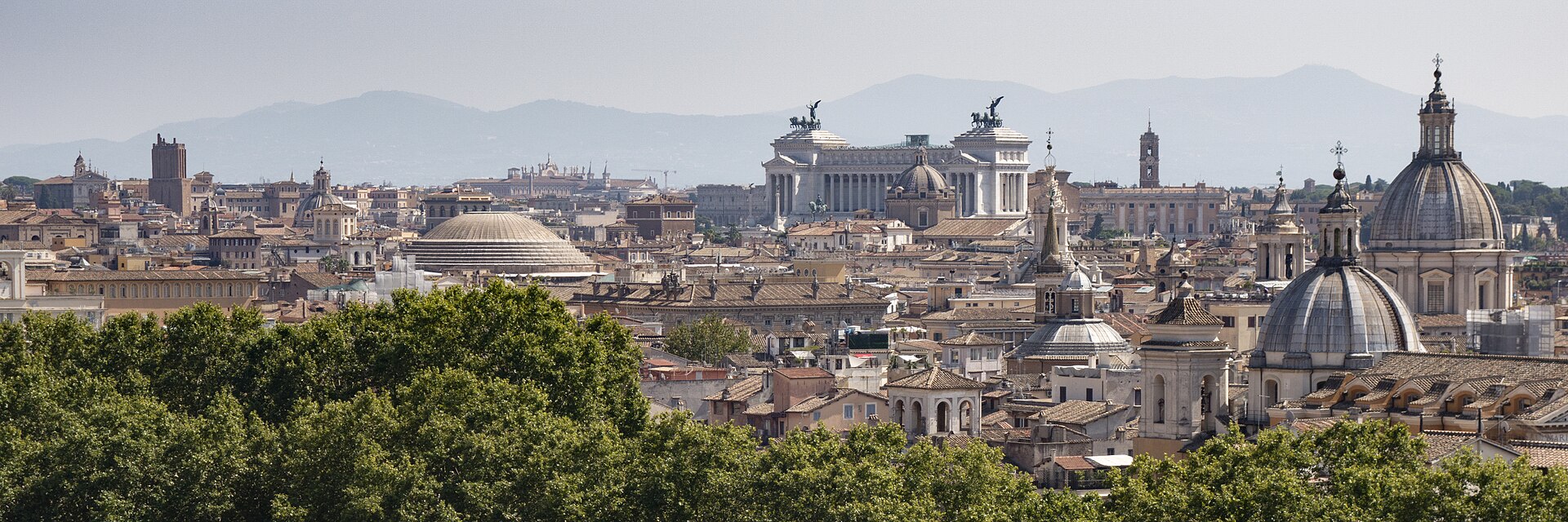 Les coupoles de Rome, le Panthéon et le monument à Victor-Emmanuel II au-dessus des toits
