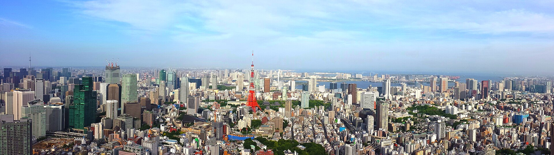 Tokyo vue d'en haut, la tour rouge au milieu des immeubles et la baie au fond
